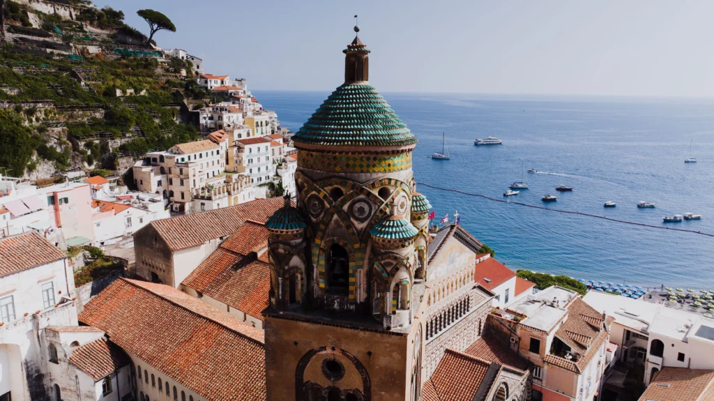 Le campanile de la cathédrale et la plage de la Marina Grande vus du ciel, à Amalfi